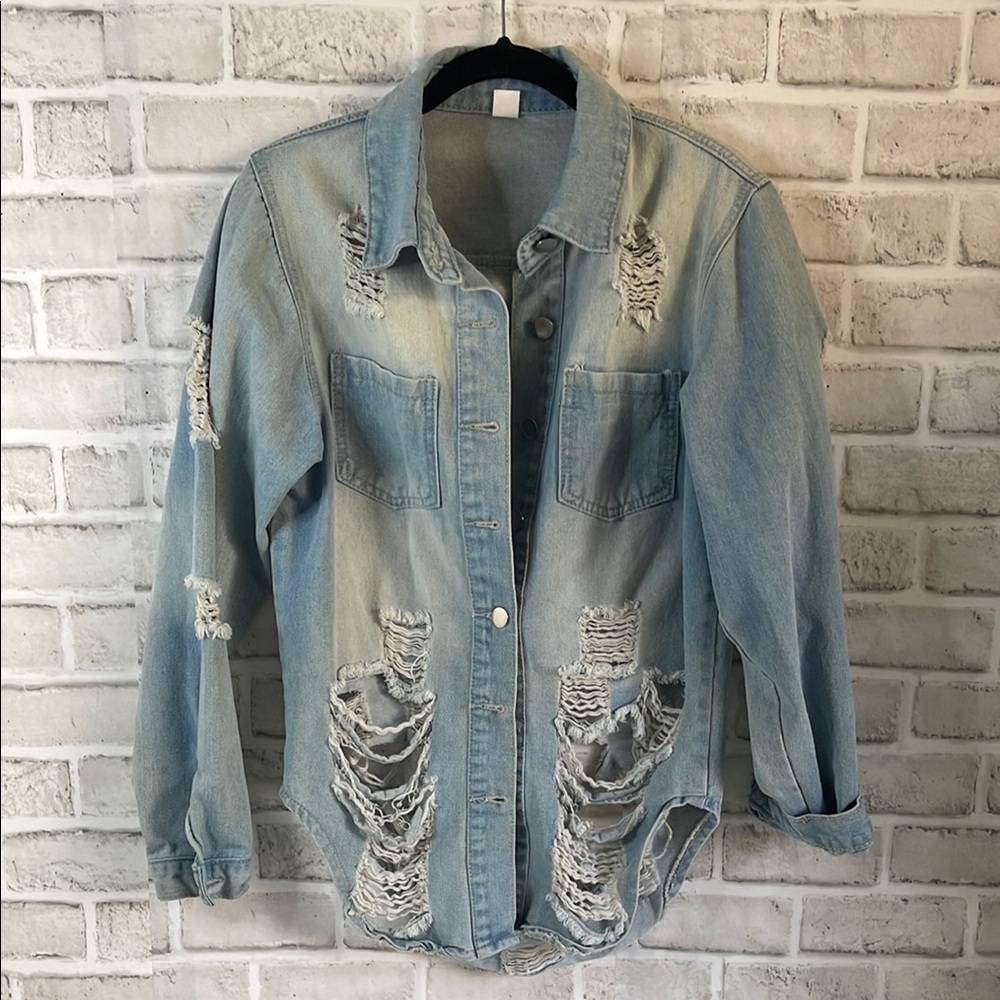 ✨Distressed Oversized Light Blue Jean Jacket Size L✨ - Picture 1 of 2
